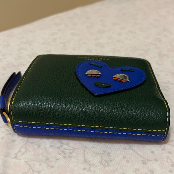 🎊Host Pick🎊 Tory Burch Bi-fold Wallet - Picture 2 of 7